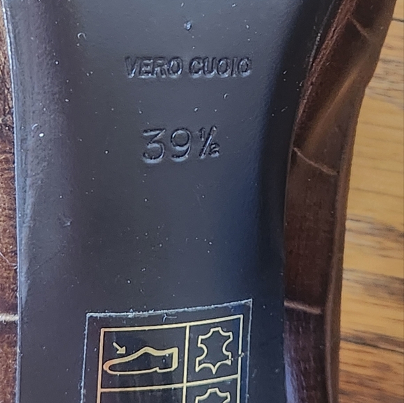 BRUNO MAGLI Faux Alligator Embossed Leather Pumps 2.5" Heel - Picture 9 of 9